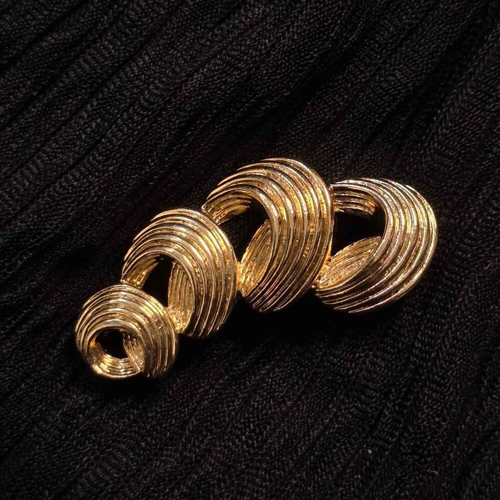 Vintage Gold Tone Chain Link Brooch Minimalist Coil Pin Quiet Luxury